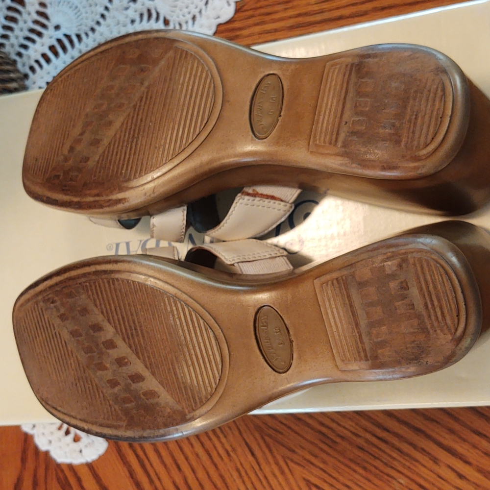 St. John's Bay Wedge Leather Sandals White 6 1/2M - Picture 9 of 14